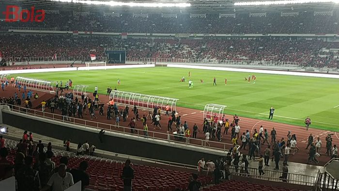 Suporter timnas Malaysia berhamburan keluar dari tribune seusai laga kontra timnas Indonesia di Stadion Utama Gelora Bung Karno, Kamis (5/9/2019).