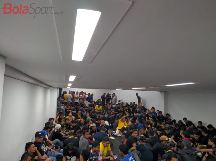 Suporter timnas Malaysia terkurung di Stadion Utama Gelora Bung Karno (SUGBK) usai laga kontra timnas Indonesia di Kualifikasi Piala Dunia 2022, Kamis (5/9/2019)