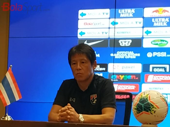 Pelatih timnas Thailand, Akira Nishino, saat memberikan keterangan pers di ruan media Stadion Utama Gelora Bung Karno (SUGBK), Senin (9/9/2019).