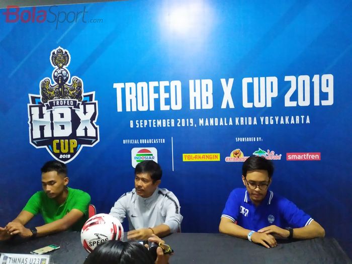 Pelatih timnas U-23 Indonesia, Indra Sjafri (tengah), didampingi Bagas Adi Nugroho pada sesi jumpa pers usai mengikuti Trofeo Hamengkubuwono X Cup 2019 di Stadion Mandala Krida, Yogyakarta, Minggu (8/9/2019).