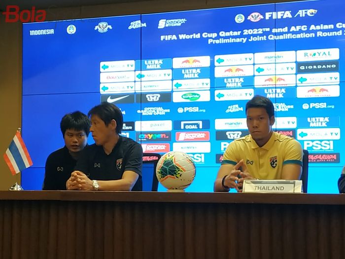 Pelatih dan kiper timnas Thailand, Akira Nishino serta Kawin Thamsatchanan saat memberikan keterangan pers di ruang media Stadion Utama Gelora Bung Karno (SUGBK), Senin (9/9/2019).