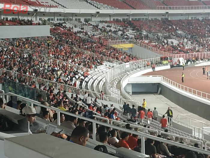 Beberapa suporter timnas Indonesia meninggalkan kursi Stadion Utama Gelora Bung Karno (SUGBK) seusai timnas Thailand mencetak gol ketiga pada menit ke-73.
