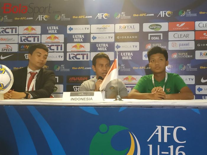 Pelatih dan pemain timnas U-16 Indonesia, Bima Sakti serta Kadek Arel Priyatna saat memberikan keterangan pers seusai laga kontra timnas U-16 Brunei, Jumat (20/9/2019).
