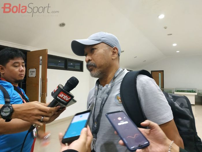 Pelatih timnas U-19 Indonesia, Fakhri Husaini menjawab pertanyaan wartawan, di Stadion Pakansari, Kabupaten Bogor, Rabu (2/10/2019).