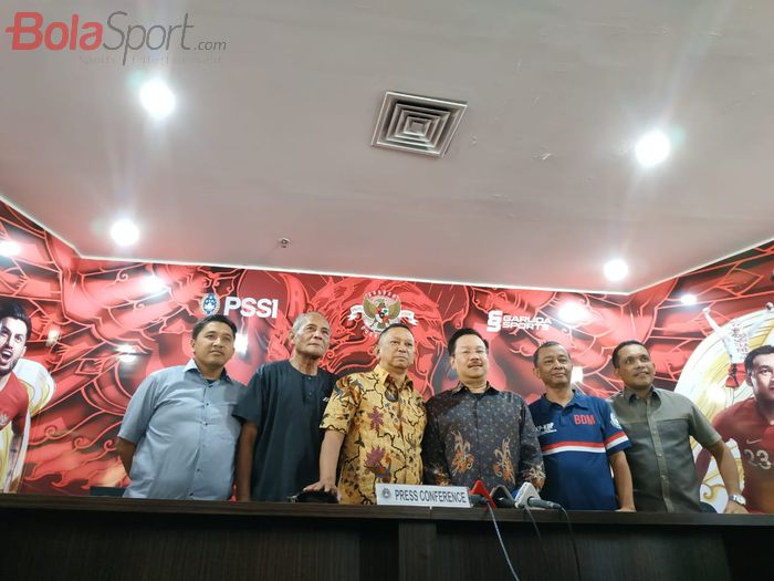Ketua Komite Pemilihan pada Kongres Pemilihan PSSI, Syarif Bastaman bersama kolega dalam jumpa pers di Kantor PSSI, Jakarta, 4 Oktober 2019.