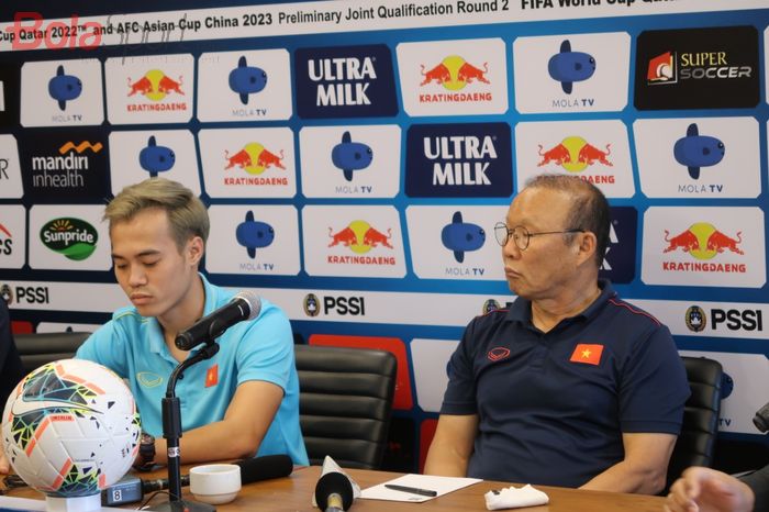 Pelatih Vietnam Park Hang-seo (kanan) dan Nguyen Van Toan dalam sesi jumpa pers jelang lawan Indonesia dalam lanjutan Kualifikasi Piala Dunia 2022 di Maya Sanur, Bali, Senin (14/10/2019).