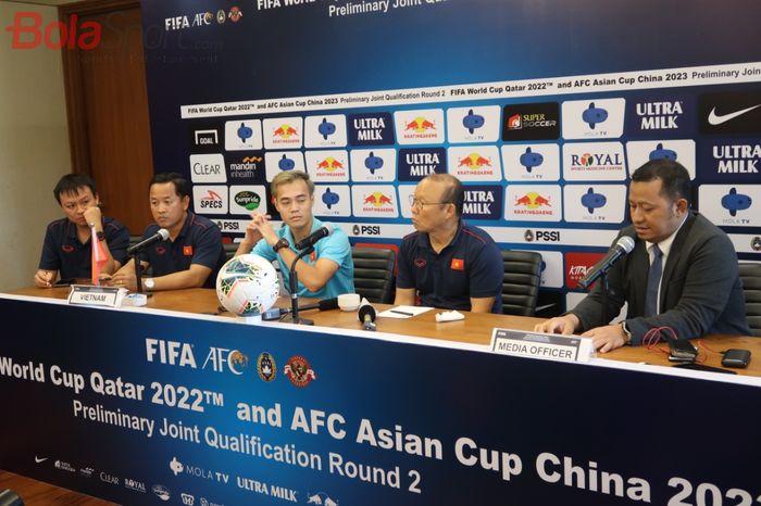 Pelatih Vietnam, Park Hang-seo (dua dari kanan), bersama Nguyen  Van Toan dalam sesi jumpa pers jelang melawan Indonesia dalam lanjutan Kualifikasi Piala Dunia 2022 di Maya, Sanur, Bali, Senin (14/10/2019).