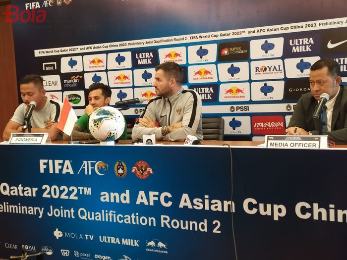 Sesi jumpa pers timnas Indonesia yang diwakili Simon McMenemy (kedua dari kanan) dan Stefano Lilipaly (kedua dari kiri) jelang laga kontra Vietnam pada Kualifikasi Piala Dunia 2022 di Maya Sanur, Bali, Senin (14/10/2019).