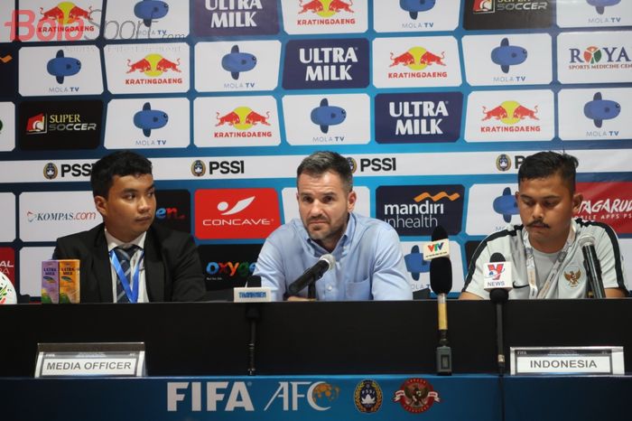 Eks pelatih timnas Indonesia, Simon McMenemy (tengah) pada sesi jumpa pers usai laga kontra Vietnam dalam lanjutan Kualifikasi Piala Dunia 2022 di Stadion Kapten I Wayan Dipta Bali, Selasa (15/10/2019).