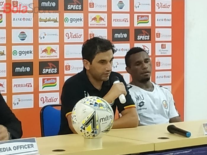 Pelatih dan pemain Semen Padang, Eduardo Almeida serta Mariando Urobmabin saat memberikan keterangan pers seusai laga kontra Persija Jakarta, Rabu (16/10/2019).