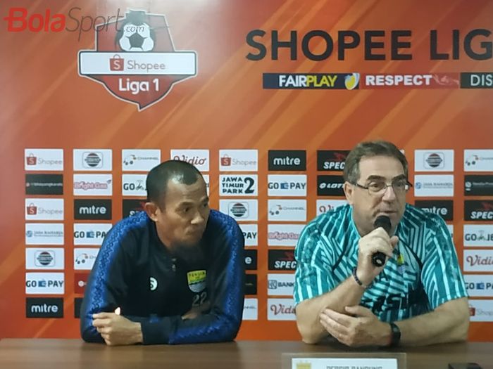 Pemain dan pelatih Persib Bandung, Supardi Nasir serta Robert Rene Alberts, Selasa (22/10/2019).