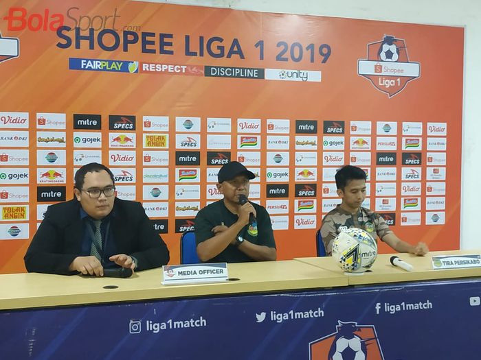 Pelatih dan pemain Tira-Persikabo, Rahmad Darmawan serta Rezky Ikhwan seusai laga kontra Persija Jakarta, Minggu (3/11/2019).