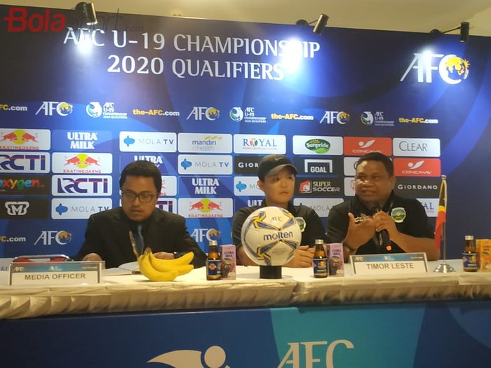 Pelatih timnas U-19 Timor Leste, Lee Min-young (tengah) saat memberikan keterangan pers seusai laga kontra timnas U-19 Indonesia, Rabu (6/11/2019).