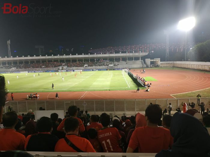 Suasana suporter timnas Indonesia pada laga timnas Indonesia kontra timnas U-19 Hong Kong, di Stadion Madya, Jakarta, Jumat (8/11/2019).