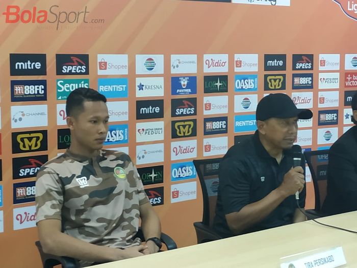 Kiper dan pelatih Tira-Persikabo, Syahrul Fadil dan Rahmad Darmawan memberikan keterangan pers seusai laga kontra Persebaya, Sabtu (9/11/2019).