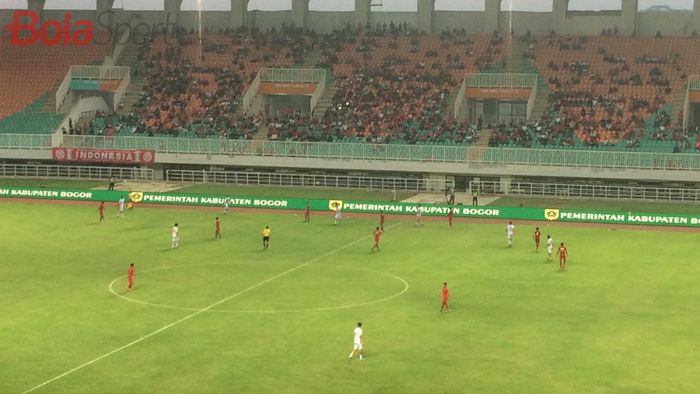 Suasana pertandingan uji coba Timnas U-22 Indonesia kontra Iran di Stadion Pakansari, Kabupaten Bogor, pada Sabtu (16/11/2019).
