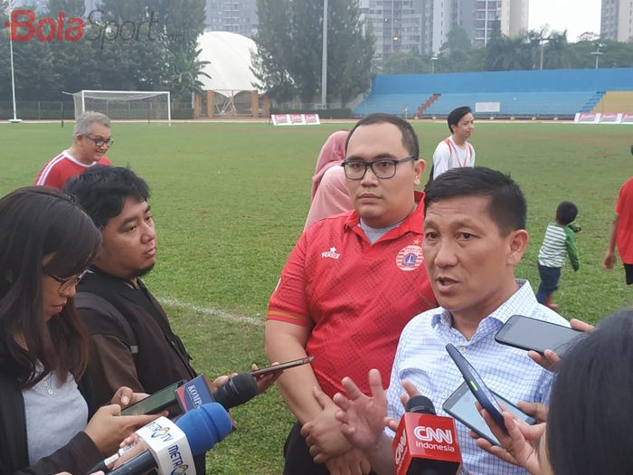 CEO Persija Jakarta, Ferry Paulus menjawab pertanyaan wartawan, di Stadion Soemantri Brodjonegoro, Jakarta, Senin (25/11/2019).