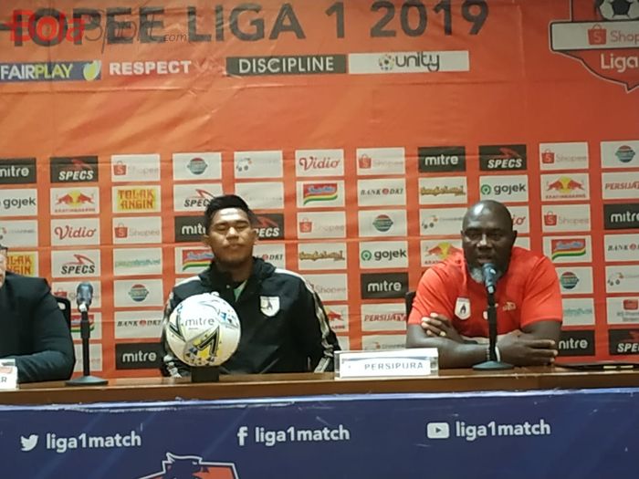 Kiper dan pelatih Persipura, Dede Sulaiman dan Jacksen F Tiago di ruang media SUGBK, Rabu (27/11/2019).