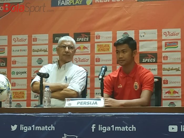Pelatih dan pemain Persija Jakartak, Edson Tavares serta resky Fandi saat memberikan keterangan pers seusai laga kontra Persipura, Kamis (28/11/2019).