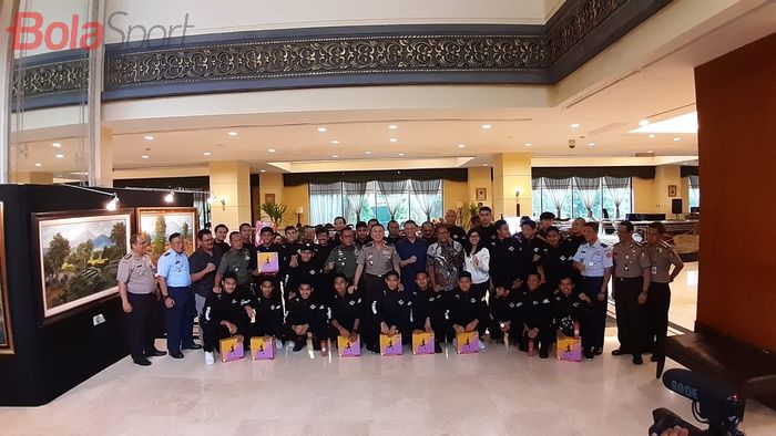 Skuad timnas U-22 Indonesia dan petinggi PSSI di Lobby Hotel Sultan, Jakarta, Kamis (12/12/2019).