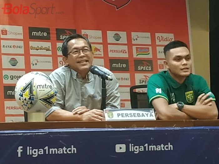 Pelatih dan pemain Persebaya, Aji Santoso serta Rachmat Irianto saat memberikan keterangan pers seusai laga kontra Persija Jakarta, Selasa (17/12/2019).