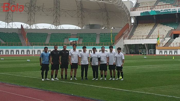 Shin Tae-yong dan Jajaran pelatih Timnas Indonesia di Stadion Wibawa Mukti, Cikarang, Senin (13/1/2019).