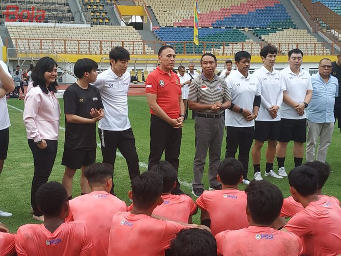 Menpora, Zainudin Amali beserta jajaran pelatih timnas Indonesia dan pengurus PSSI memberikan wejangan kepada pemain seusai latihan timnas U-19 Indonesia, di Stadion Wibawa Mukti, Senin (13/1/2020).