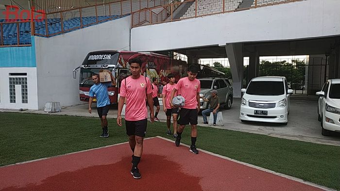 Para pemain timnas U-19 Indonesia memasuki Stadion Wibawa Mukti, Cikarang, Kabupaten Bekasi dengan memakai jersey Warrix pada latihan perdana, Senin (13/1/2020).