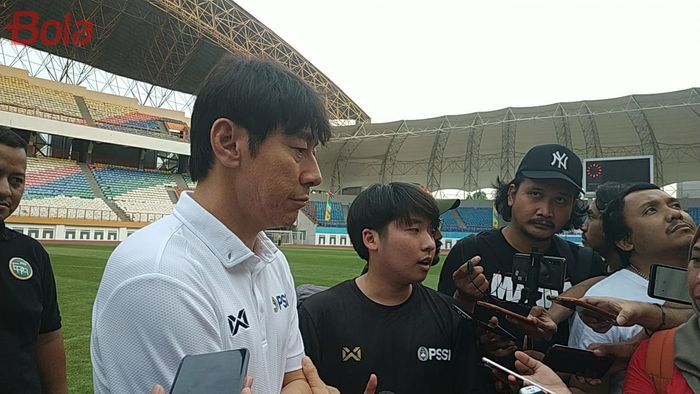 Pelatih timnas Indonesia, Shin Tae-yong menjawab pertanyaan wartawan di Stadion Wibawa Mukti, Cikarang, Senin (13/1/2020).