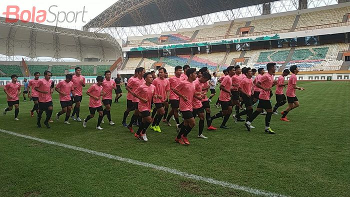 Latihan perdana timnas U-19 Indonesia, di Stadion Wibawa Mukti, Cikarang, Senin (13/1/2020).