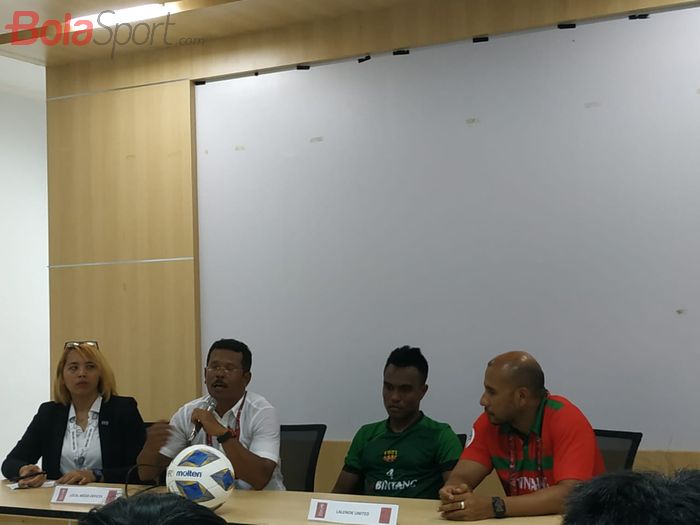 Pelatih Lalenok United, Jantje Matmey memberikan keterangan pers seusai laga kontra PSM Makassar, Rabu (29/1/2020).