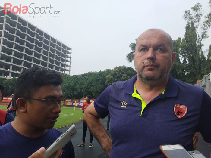 Pelatih PSM Makassar, Bojan Hodak, seusai laga uji coba kontra Bhayangkara FC di Stadion PTIK, Rabu (5/2/2020).