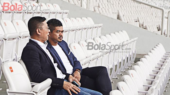 Mohamad Prapanca dan Bambang Pamungkas menempati salah satu tribun di Stadion Utama Gelora Bung Karno, Jakarta.