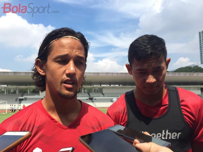 Andy Setyo dan Irfan Bachdim sebelum latihan Timnas Indonesia, di Stadion Madya, Jakarta, Sabtu (15/2/2020).