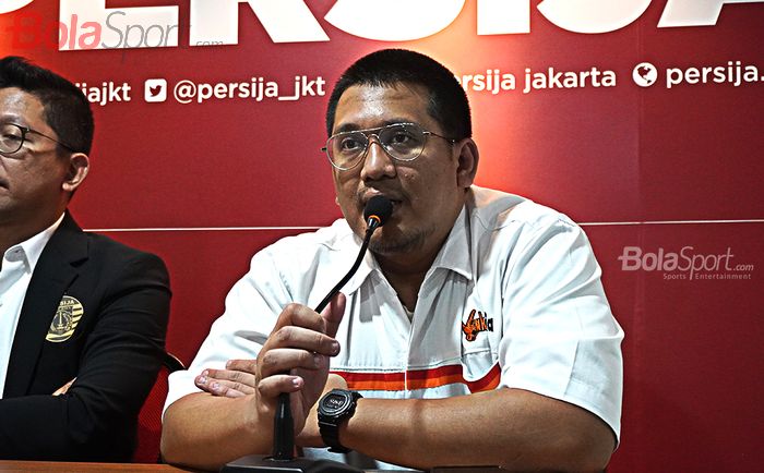 Ketua Umum The Jak Mania, Dicky Soemarno saat memberikan komentar terkait Launching Persija Jakarta di Kantor Persija, Kuningan, Jakarta, (21/02/2020)