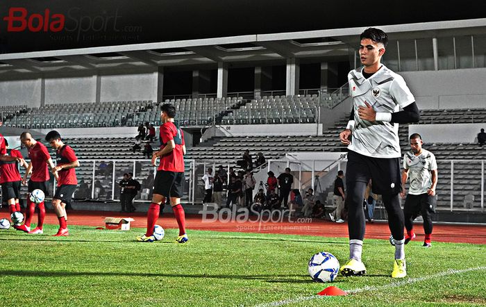 Kiper Timnas Senior Indonesia, Nadeo Agrawinata, sedang latihan bersama di lapangan Madya, Jakarta Selatan (14/2/2020)