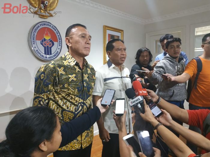 Ketum PSSI dan Menpora, Mochamad Iriawan serta Zainudin Marhali di Kantor Kemenpora, Jumat (21/2/2020).