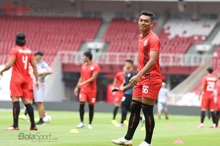 Bek Persija Jakarta, Alfath Fathier, ikut serta dalam latihan jelang melawan Borneo FC di Stadion Gelora Bung Karno, Jakarta (29/2/2020)