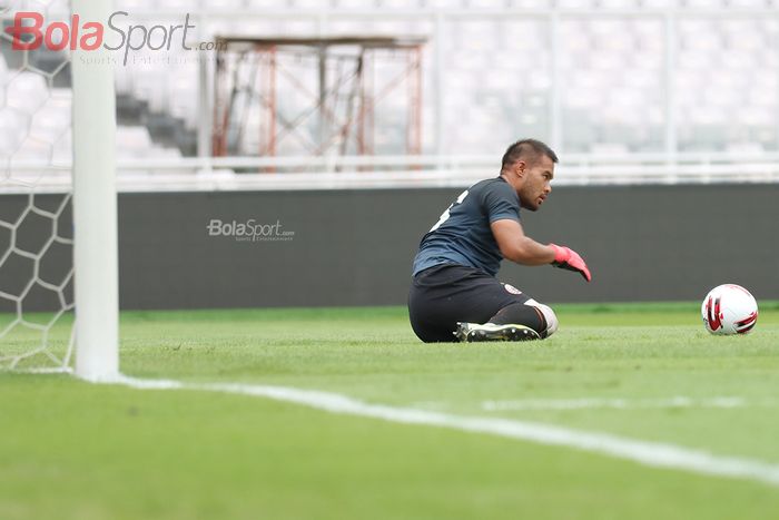 Kiper Persija Jakarta, Andritany Ardhiyasa , kut serta dalam latihan jelang melawan Borneo FC di Stadion Gelora Bung Karno, Jakarta (29/2/2020)