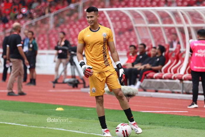 Kiper Persija Jakarta, Shahar Ginanjar sedang melakukan latihan  jelang laga melawan Borneo FC di Stadion Gelora Bung Karno (1/3/2020)