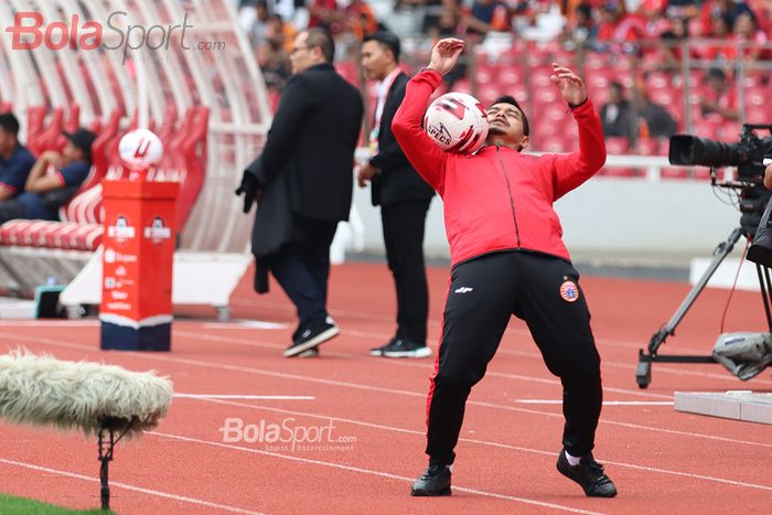 Manajer Persija Jakarta, Bambang Pamungkas, sedang melakukan aksi dengan bola jelang laga melawan Borneo FC di Stadion Gelora Bung Karno (1/3/2020)