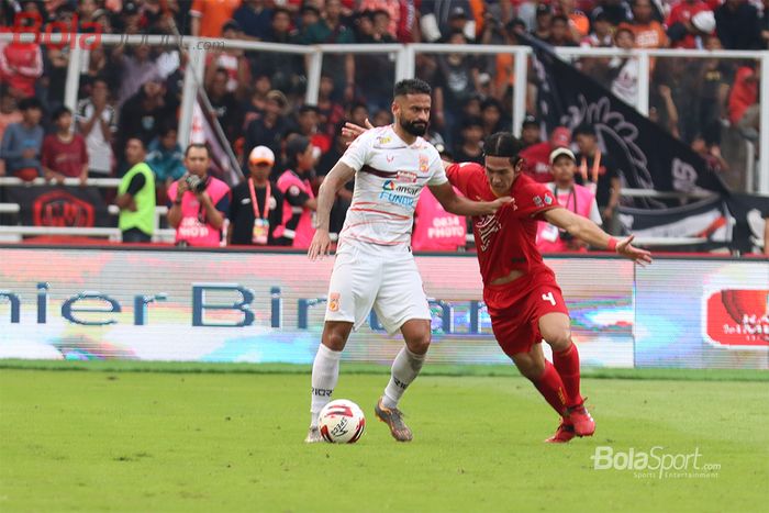 Francisco Torres sedang berduel dengan Ryuji Utomo saat laga Persija Jakarta melawan Borneo FC di Stadion Gelora Bung Karno Jakarta (1/3/2020)