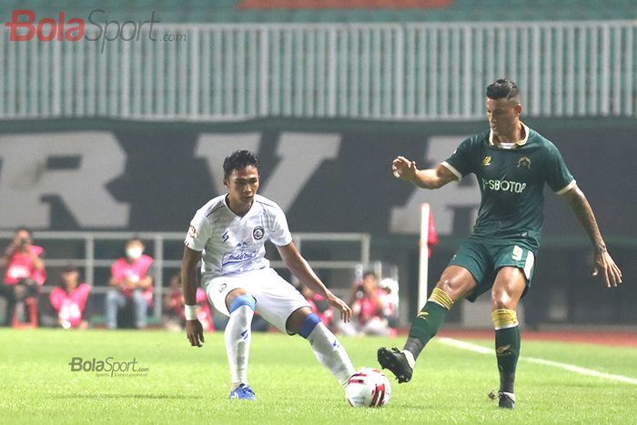 Penyerang Persikabo, Alex Dos Santos Goncalves, berusaha melewati Alfarizi, saat laga Persikabo melawan Arema FC di Stadion Pakansari, Bogor (2/3/2020)