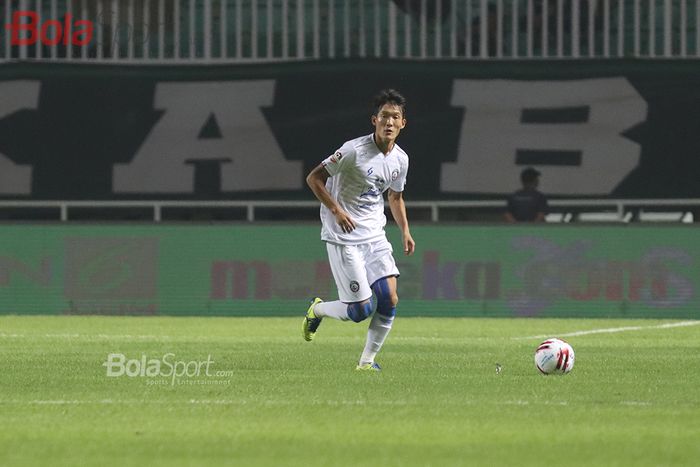 Gelandang Arema FC, Oh In Kyun, sedang menggiring bola saat laga Persikabo melawan Arema FC di Stadion Pakansari, Bogor (2/3/2020)