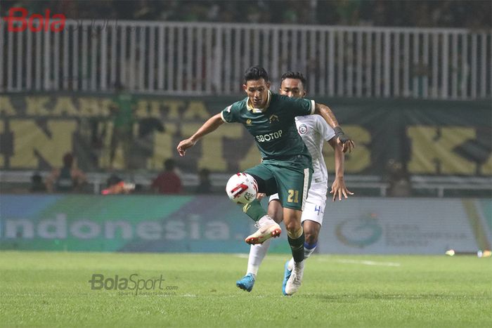 Penyerang Persikabo, Silvio Escobar, sedang mencoba kontrol bola saat laga Persikabo melawan Arema FC di Stadion Pakansari, Bogor (2/3/2020)