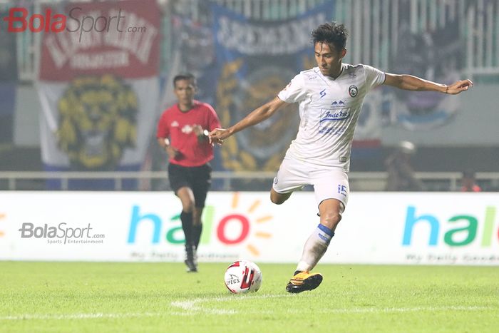 Bek Arema FC, Hanif  Sjahbandi, sedang melakukan tendangan ke arah gawang Persikabo  di Stadion Pakansari, Bogor (2/3/2020)