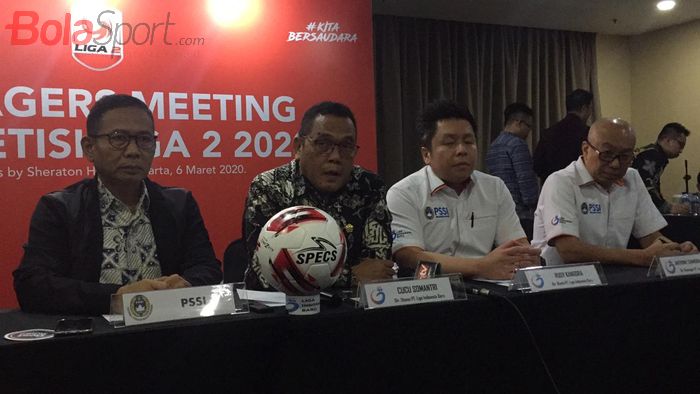 Direktur Utama PT Liga Indonesia Baru, Cucu Somantri kedua dari kiri setelah melakukan manager meeting kompetisi Liga 2 2020, di Hotel Four Point, Jakarta, Jumat (6/3/2020).