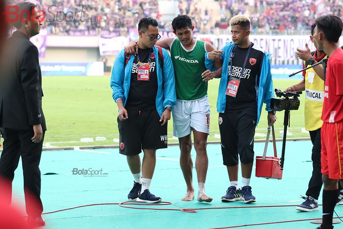 Gelandang PSM Makassar, Rizky Pellu, mengalami cedera pada kaki kirinya setelah berbenturan dengan pemain asing Persita , Mateo Buston pada Sabtu (7/3/2020) di Stadion Sport Centre, Tanggerang 