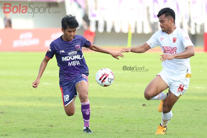 Aldi Al Achya sedang berduel dengan Asnawi Mangkualam saat PSM Makassar menghadapi Persita Tanggerang di Stadion Sport Centre, Tangerang (6/3/2020)