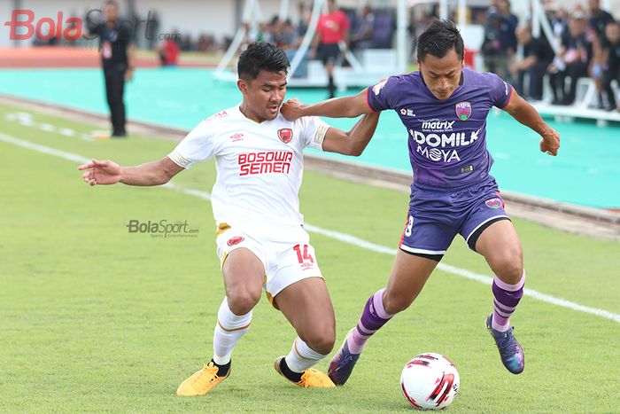 Samsul Arif sedang berduel dengan Asnawi Mangkualam  saat  PSM Makaassar menghadapi Persita Tanggerang di Stadion Sport Centre, Tangerang (6/3/2020)